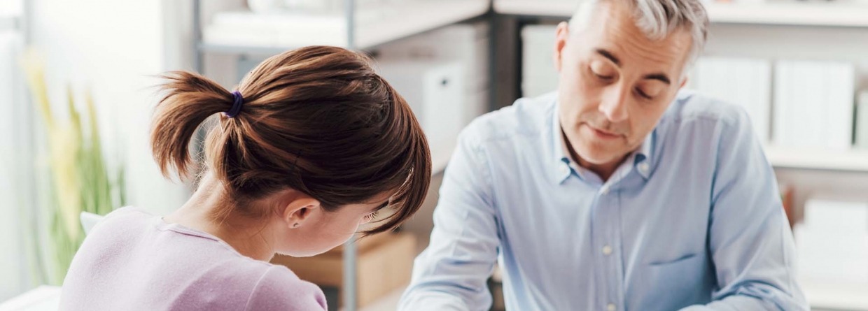 Man en vrouw bespreken verzekeringen voor het thuis werken