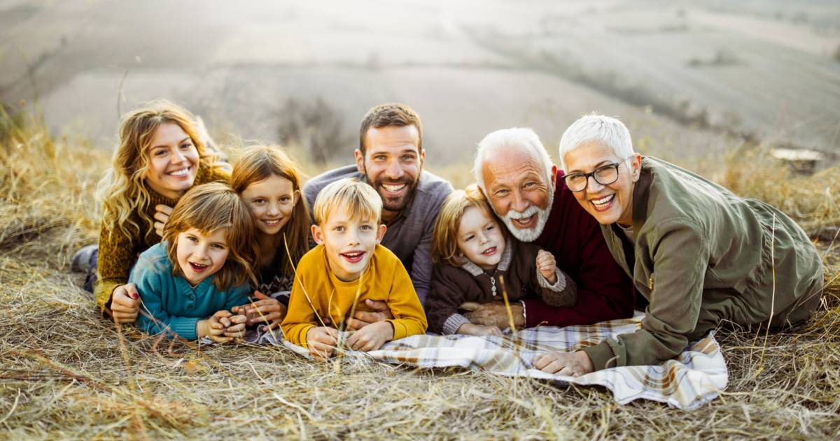 Gelukkig familie ontspannen op het veld